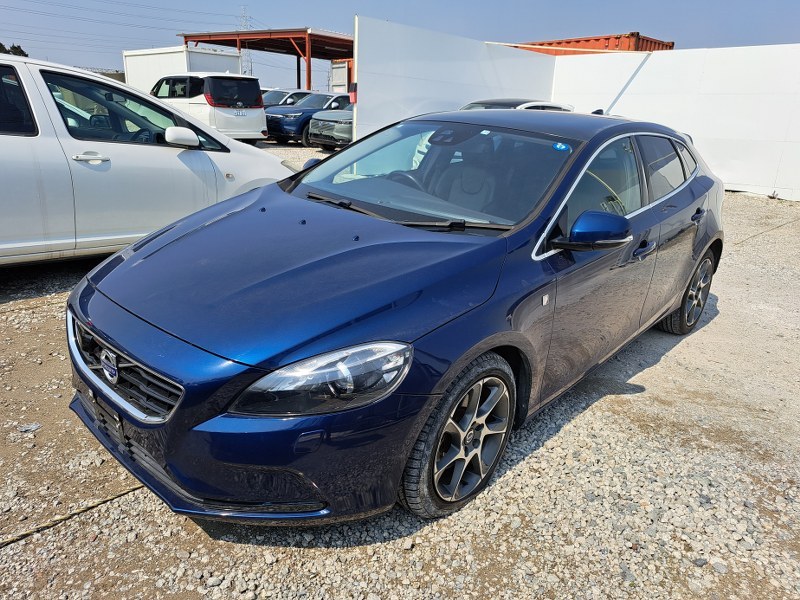 VOLVO	V40