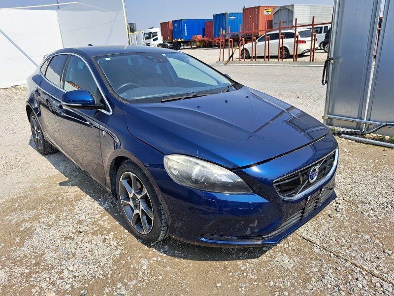 VOLVO	V40
