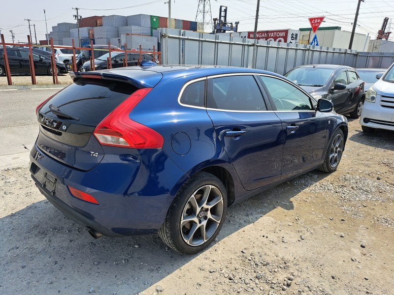 VOLVO	V40