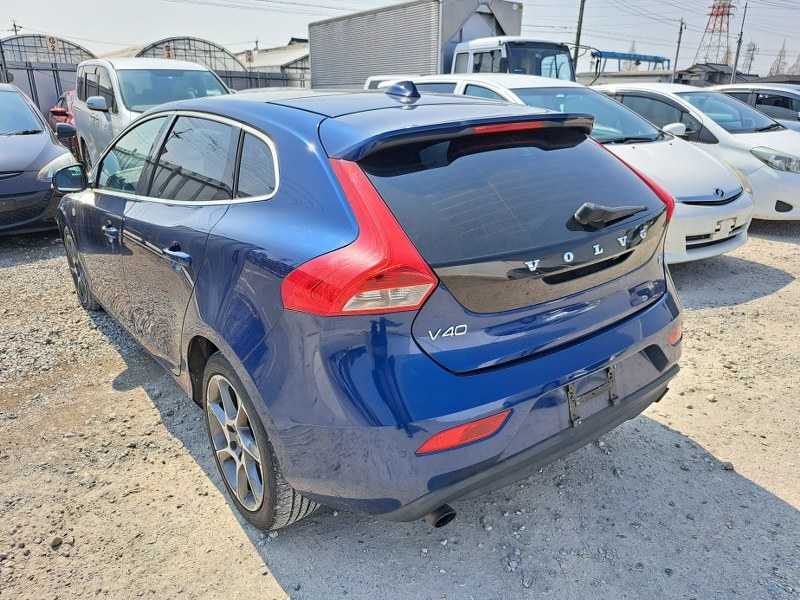 VOLVO	V40